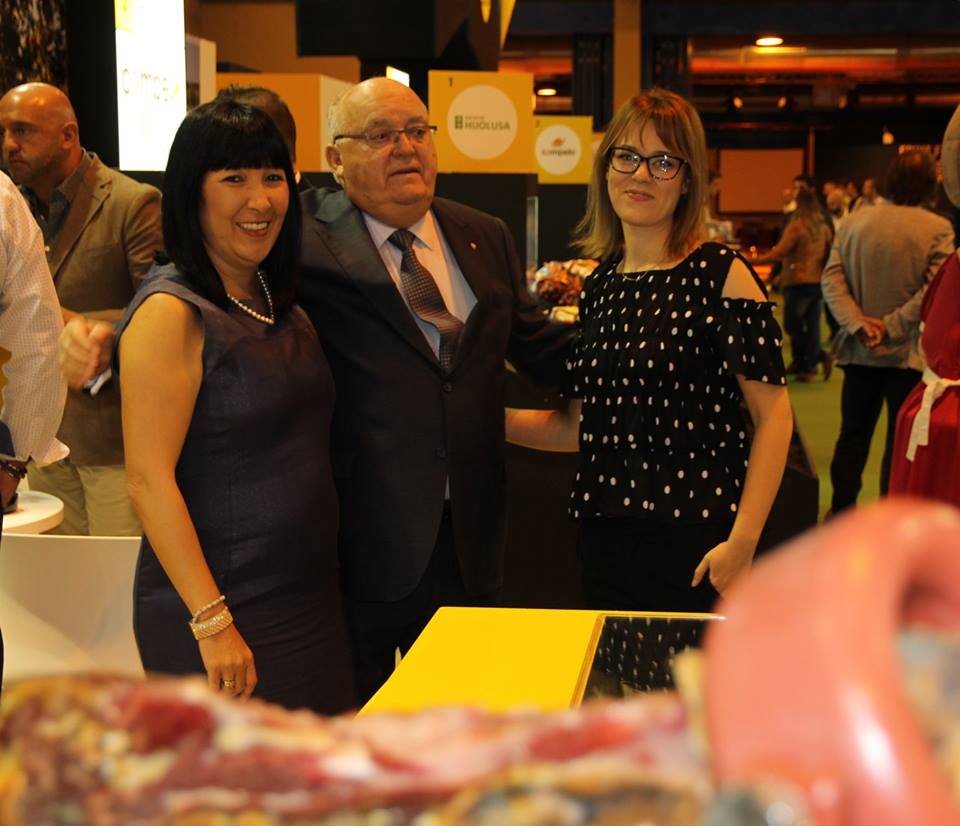 personas en el stand de IFEMA