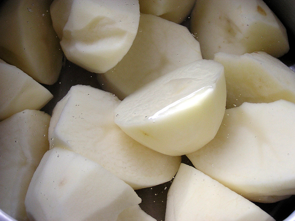 patatas peladas blancas